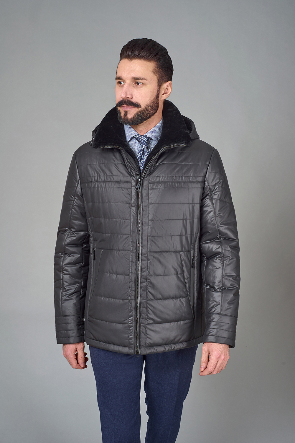 Черная куртка со строчкой