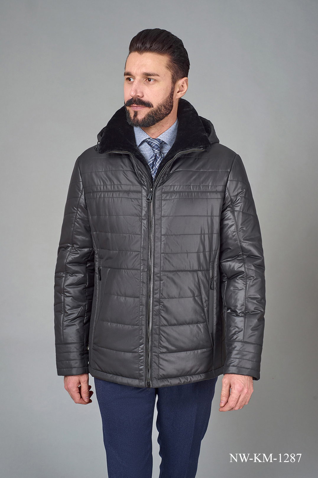 Черная куртка со строчкой