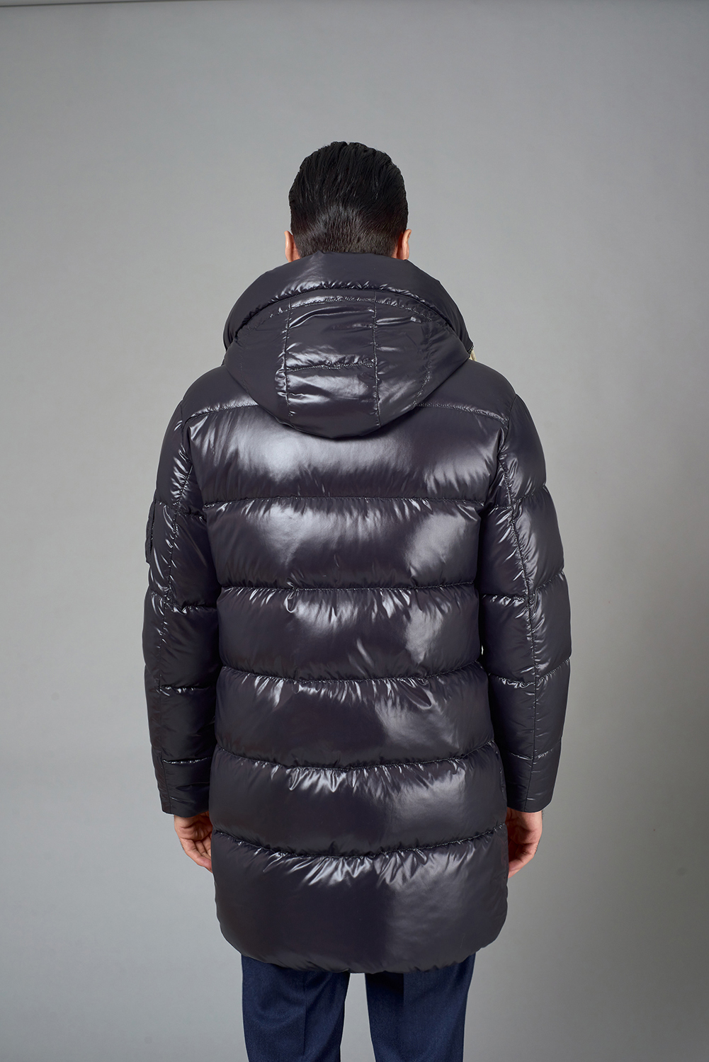 Удлиненный пуховик черного цвета