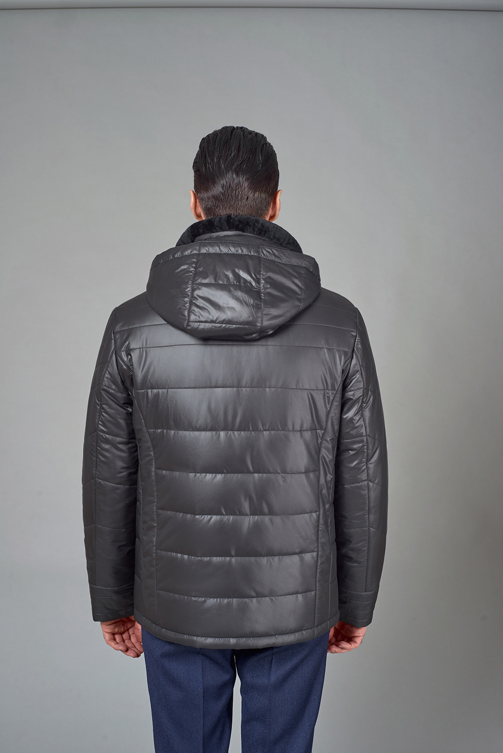 Черная куртка со строчкой