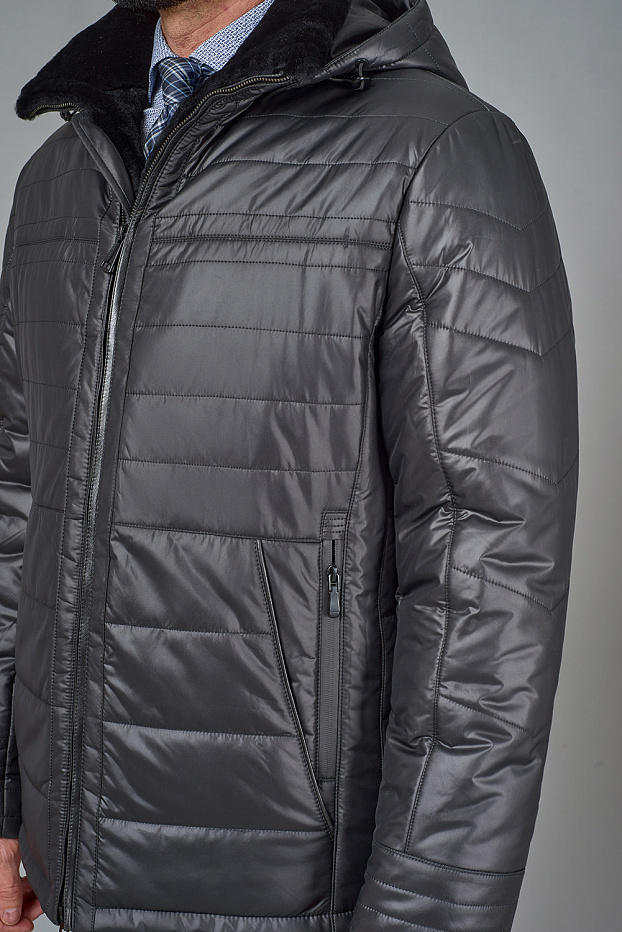 Черная куртка со строчкой