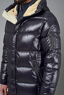 Удлиненный пуховик черного цвета