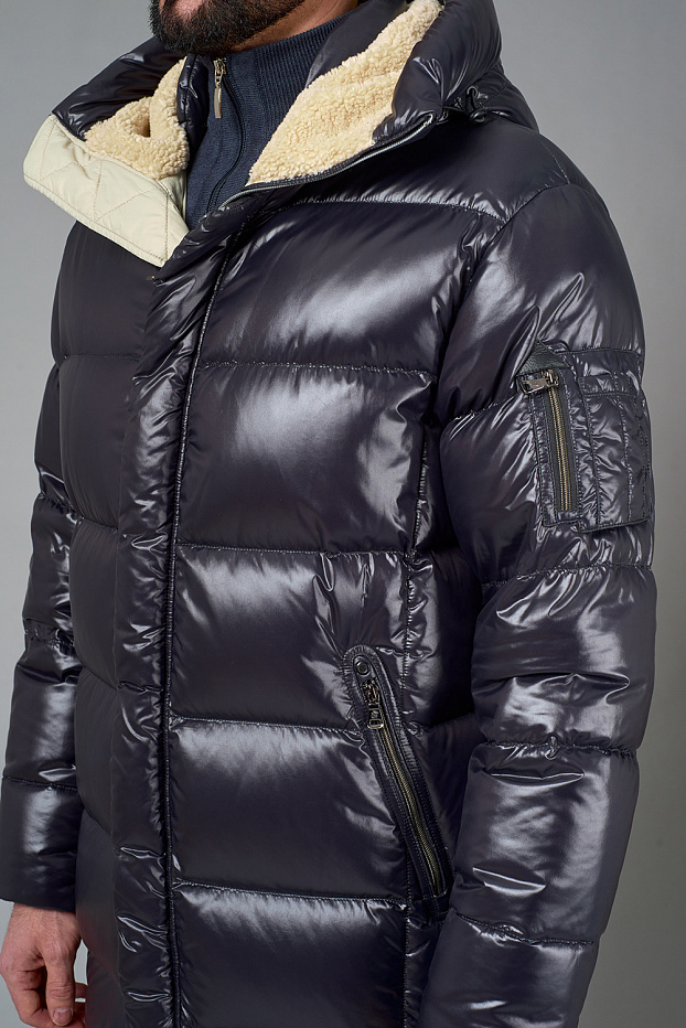 Удлиненный пуховик черного цвета