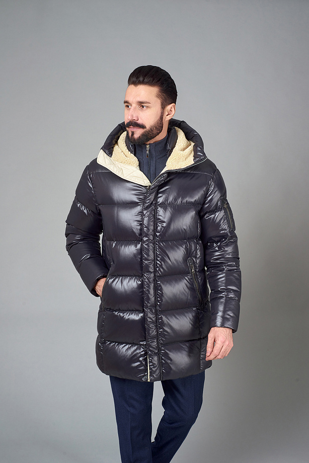Удлиненный пуховик черного цвета