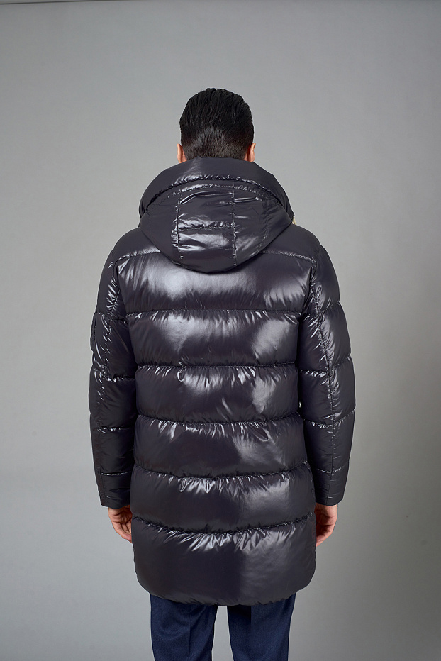 Удлиненный пуховик черного цвета