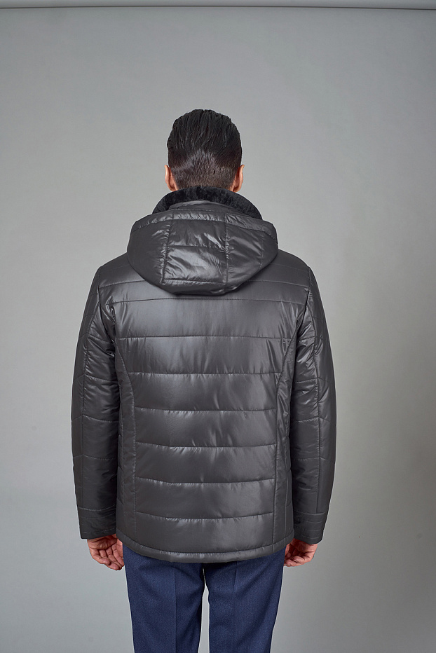 Черная куртка со строчкой